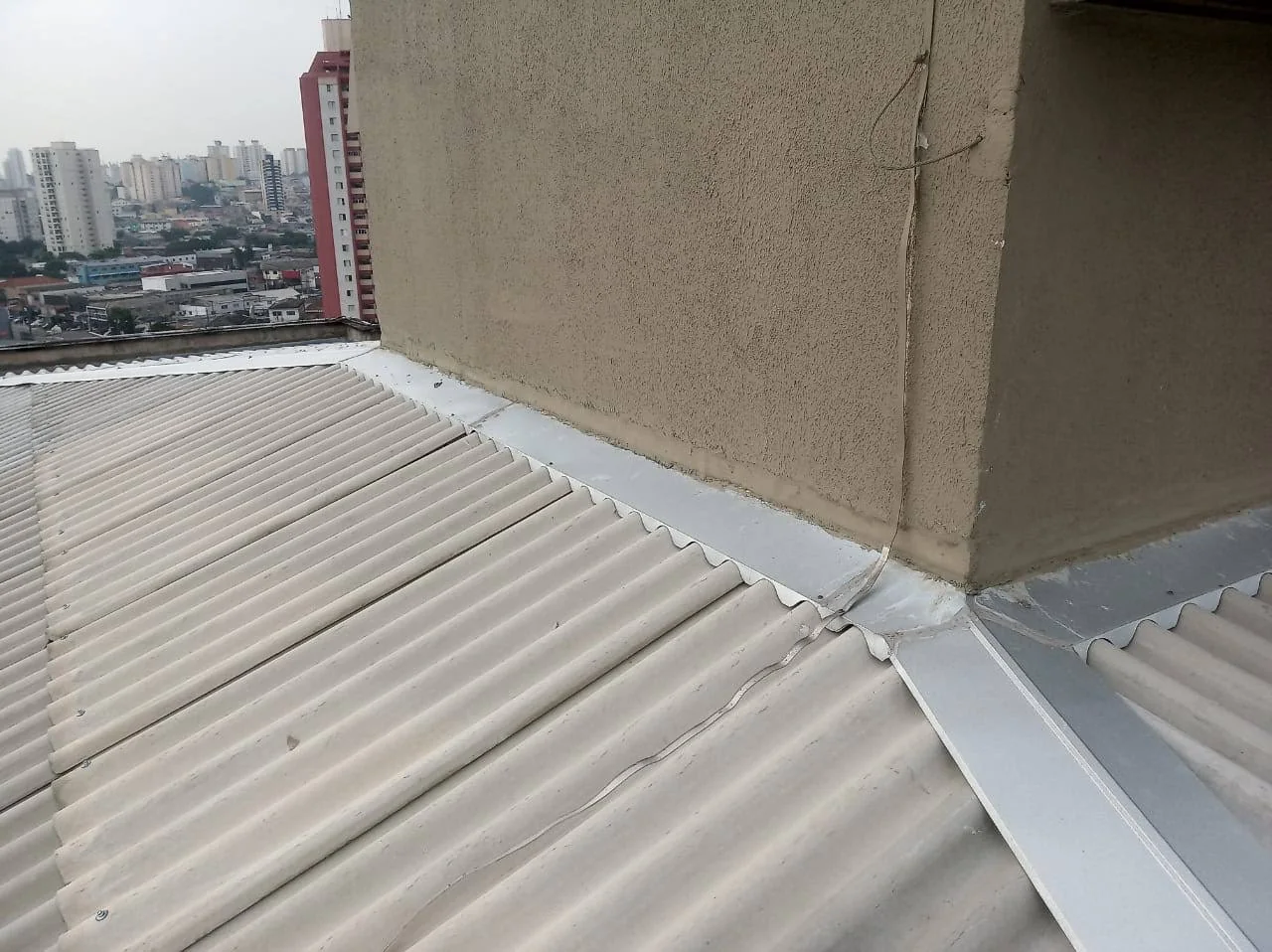 Calhas e rufos instalados pela Elite Telhados — foto real 2