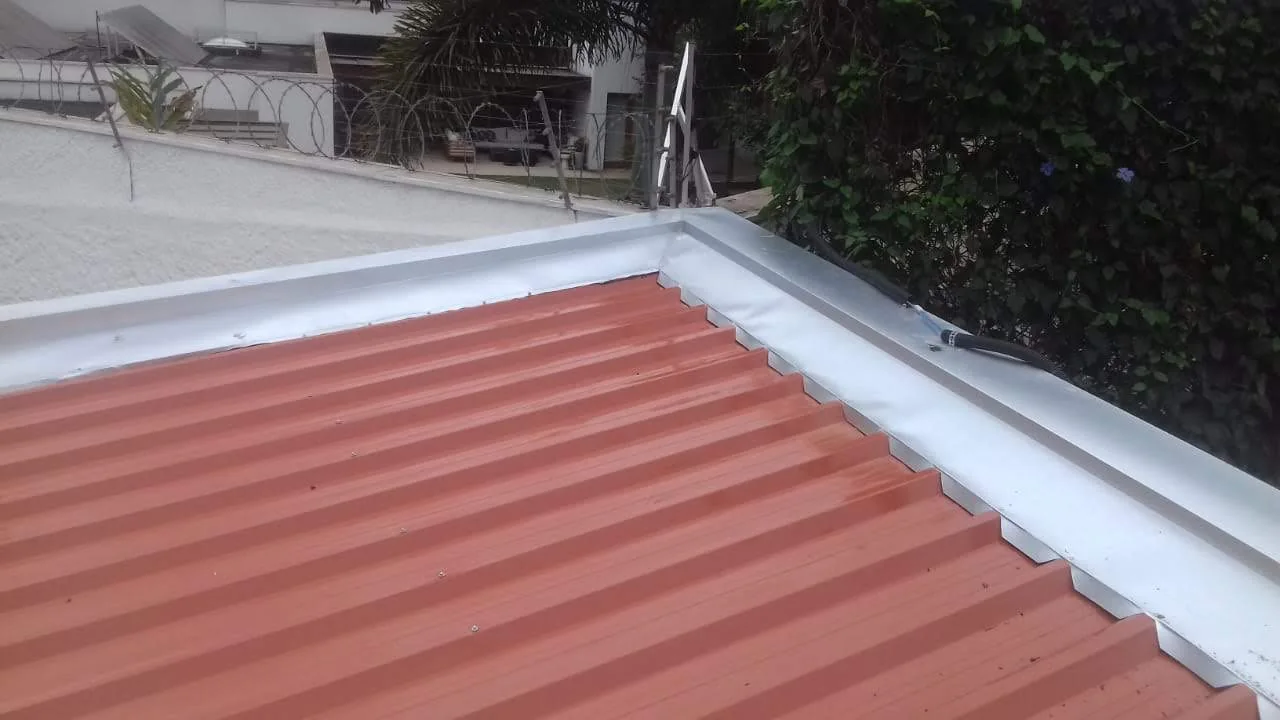 Calhas e rufos instalados pela Elite Telhados — foto real 6