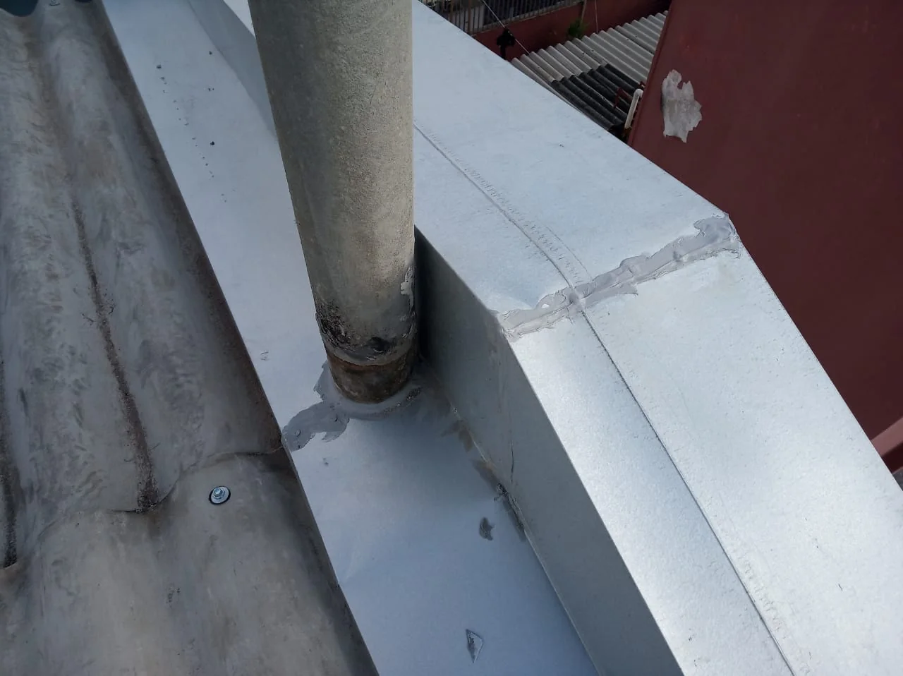 Calhas e rufos instalados pela Elite Telhados — foto real 11