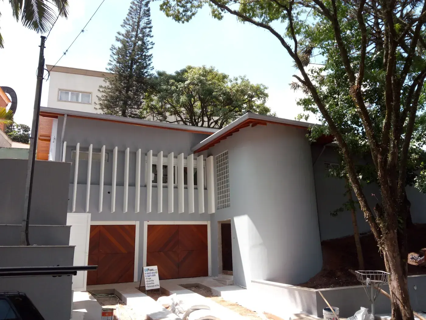 Projeto residencial com telhado novo e acabamento externo — Elite Telhados