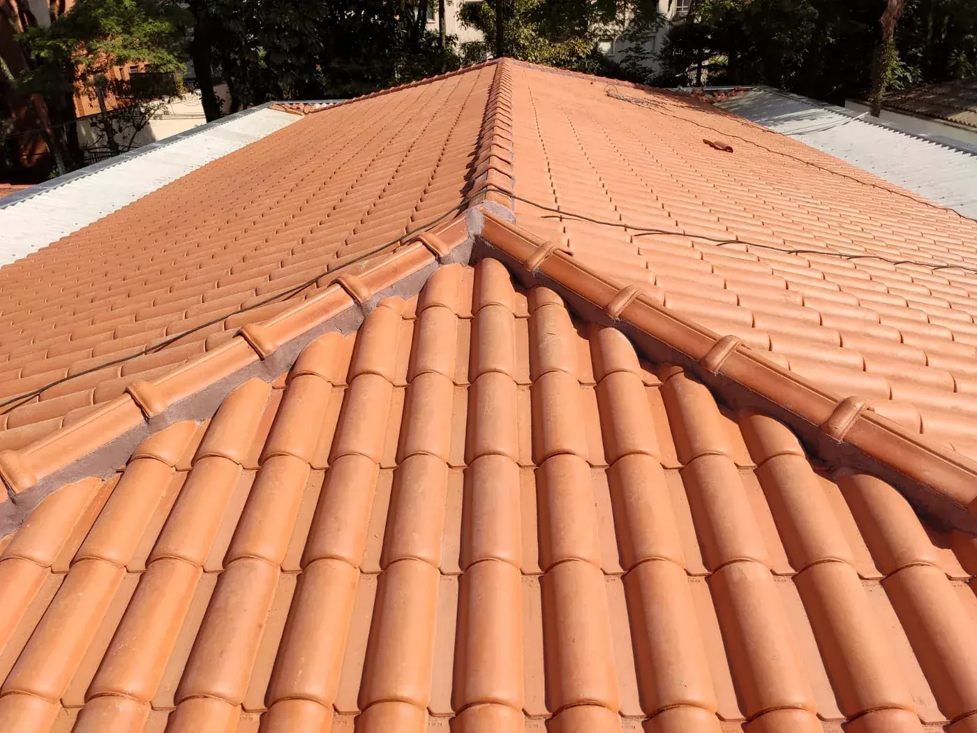 Telhas portuguesas em telhado residencial executado pela Elite Telhados