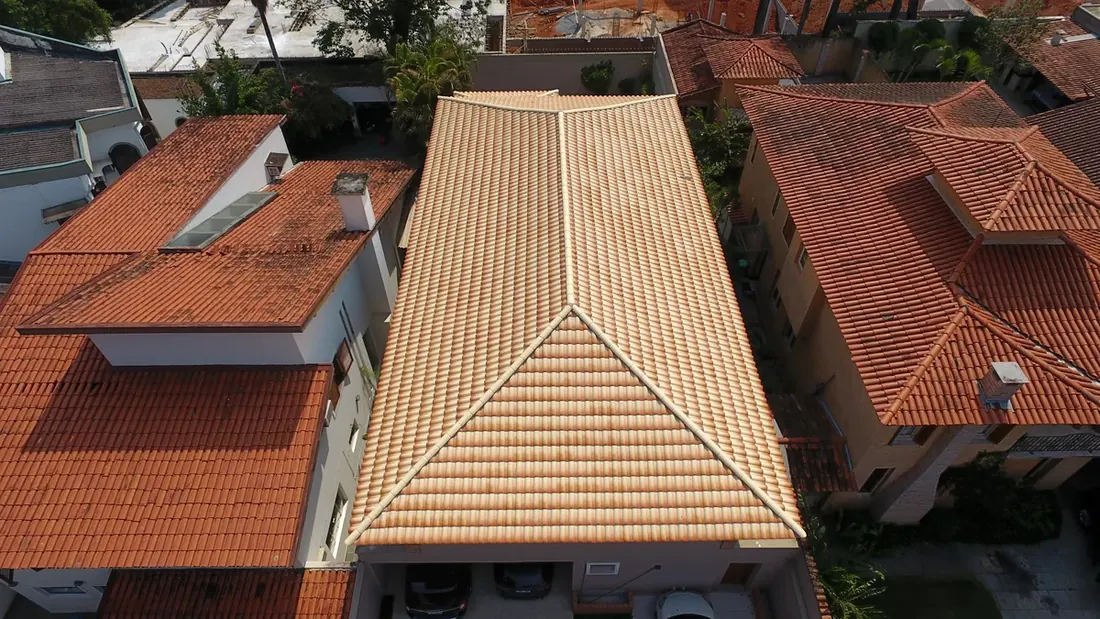 Elite Telhados — Acabamento do telhado em obra finalizada pela equipe.