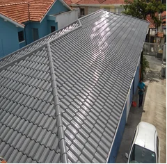Elite Telhados — Telhado com telhas esmaltadas cinza brilhante em acabamento uniforme.