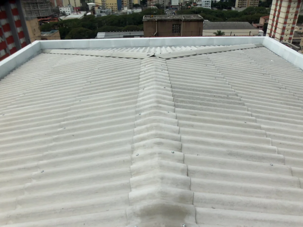 Elite Telhados — Acabamento do telhado em obra finalizada pela equipe.
