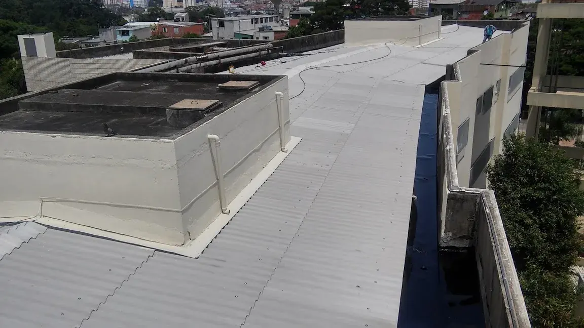 Telhas de fibrocimento em cobertura técnica para reforma de telhado