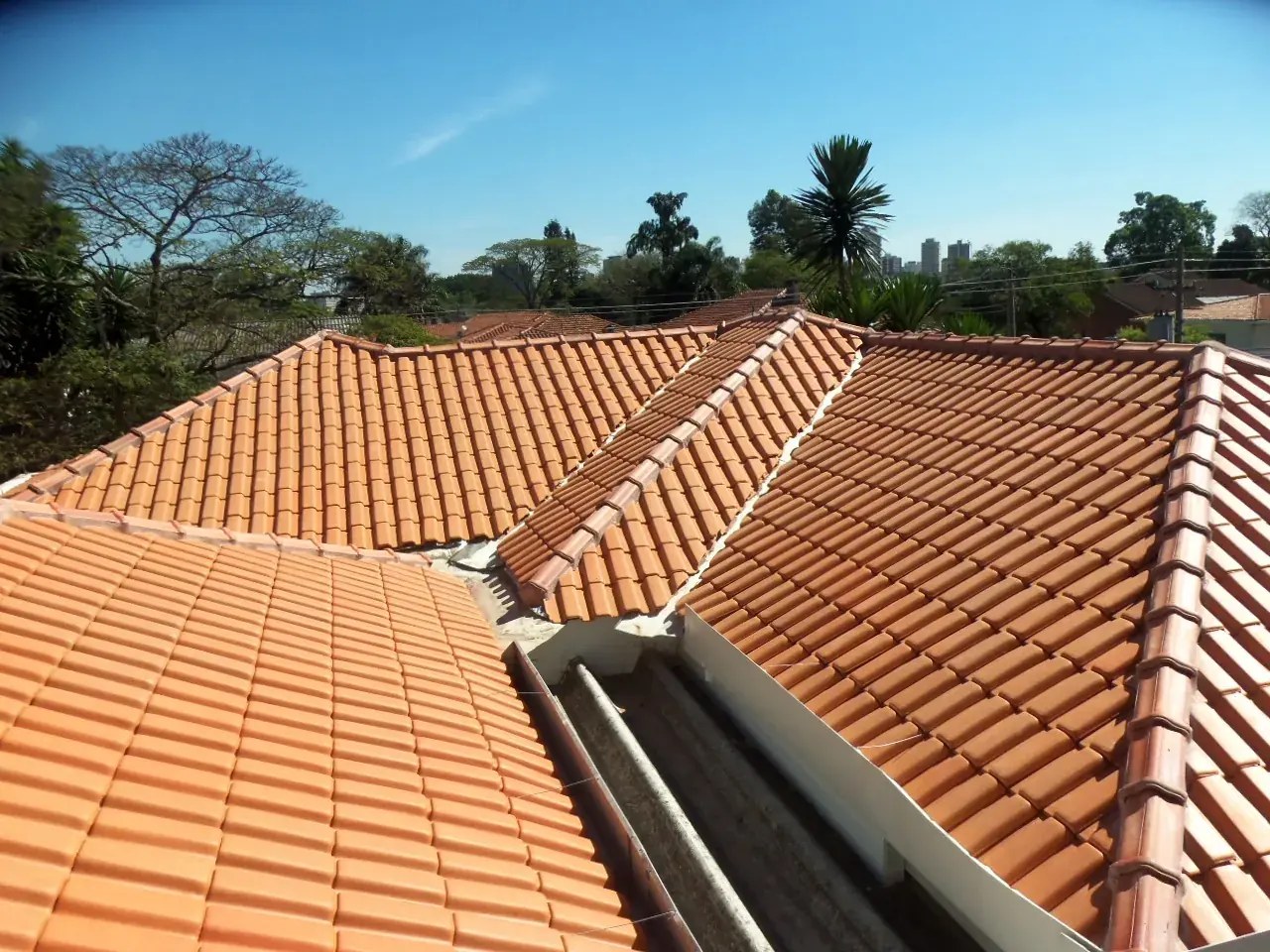 Telhado com telhas romanas cerâmicas executado pela Elite Telhados em São Paulo