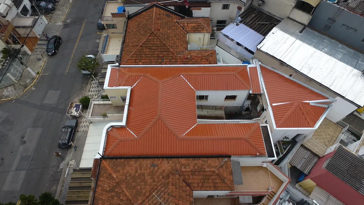 Elite Telhados — Detalhe técnico da cobertura para análise do cliente.