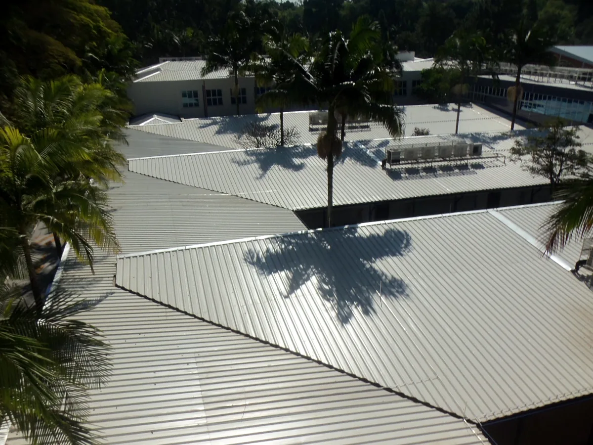 Elite Telhados — Acabamento do telhado em obra finalizada pela equipe.