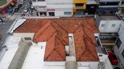Antes — telhado antigo com telha francesa em Pinheiros